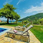 Villa Tireda * Marathiás