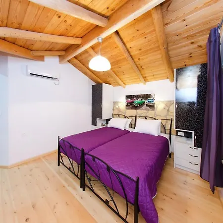 Villa Tireda * Marathiás