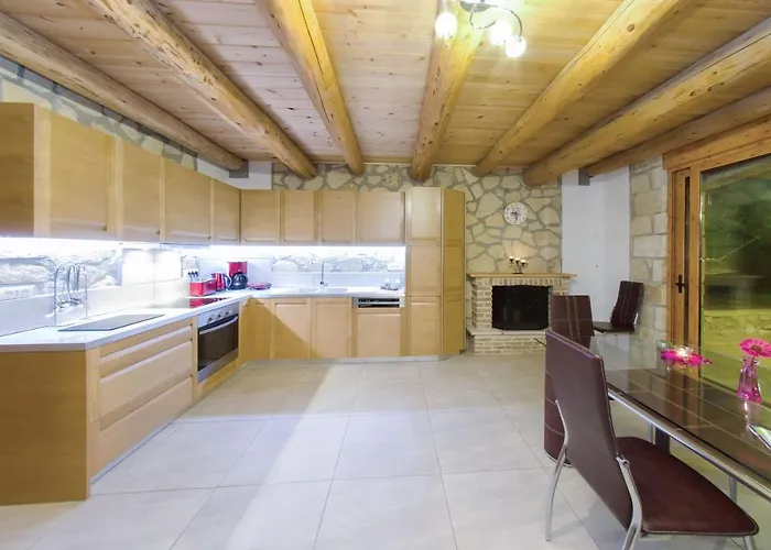 Villa Tireda Βίλα Μαραθιάς